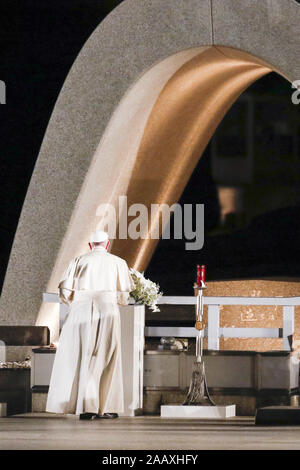 Hiroshima, Japan. 24 Nov, 2019. Papst Franziskus legt Blumen für die Opfer der Atombombe auf Hiroshima Peace Memorial Park. Papst Franziskus ist in Japan für eine dreitägige Reise (Besuch Nagasaki, Hiroshima) und Tokio (Japan) eine Anti-AKW-Nachricht und beten für den Frieden. Dies ist der erste Papstbesuch in Japan in 38 Jahren. Credit: Rodrigo Reyes Marin/ZUMA Draht/Alamy leben Nachrichten Stockfoto