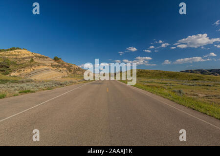 Eine Straße in der malerischen Badlands von North Dakota Stockfoto