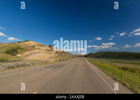 Eine Straße in der malerischen Badlands von North Dakota Stockfoto