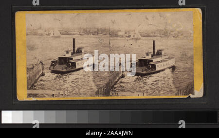 Fähre auf dem East River umfasst einerseits - farbige Anzeigen. Robert Dennis Sammlung von stereoskopische Ansichten. Einige Ansichten haben steuerstempel angebracht. Titel von Cataloger'. Blick auf den Hafen von New York: Fähren, Segelschiffe, Piers und Kaianlagen, Dampfschiffe, einschließlich der Vorsehung und mit Blick auf den Innenbereich, schwebenden Getreidesilos, Lastkähne, Werften, Männer aus dem französischen Mann-von-Krieg Landung in einem dory an der Batterie, die US Barge Office und den Versand news Büro des New York Herald, der Fuß der Whitehall Street, Soldaten auf einen italienischen Mann-von-Krieg mit Bajonetten, Fort Lafayette, Gouverneure Insel Stockfoto