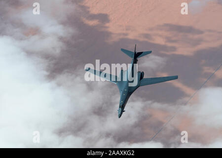 Ein US Air Force B-1B Lancer fährt nach Durchführung Luftbetankung mit einem 28 Expeditionary Air Refuelling Squadron KC-135 Stratotanker während einer Mission in den US Central Command Bereich der Operationen, Okt. 25, 2019. Das B-1-B flog direkt aus dem Hause von Ellsworth Air Force Base, S.D., Nachweis der US-Air Force für strategische Bomber schnell überall in der Welt bereitstellen. (U.S. Air Force Foto von Master Sgt. Russ Scalf) Stockfoto