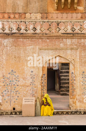 Indische Frau mit Gesicht an der Amer Fort in Japiur, Indien abgedeckt Stockfoto