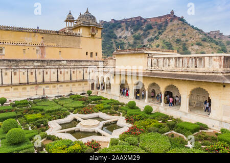 Sheesh Mahal Innenhof an der Amer Fort in Jaipur, Indien Stockfoto