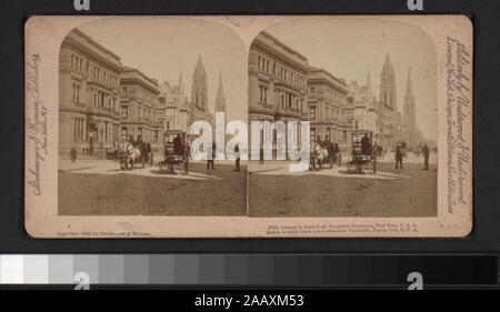 Fifth Avenue vor der Vanderbuilt Residenzen, New York, USA Blick von Anthony, Bierstadt Brothers, C.H.Gräber und andere Fotografen und Verlage. Sammlung Fotografie, Miriam & Ira D. Wallach Abteilung von Kunst, Drucke und Fotografien, der New York Public Library, New York, New York 10018. Robert Dennis Sammlung von stereoskopische Ansichten. Titel von Cataloger'. Blick auf die Fifth Avenue von der 14. Straße zur 59th Street Richtung Norden zum Metropolitan Museum der Kunst: mit Blick auf Häuser, Geschäfte, Kirchen, ein Mann mit einer Kamera 18 Stockwerke über der Straße, mit der Stockfoto