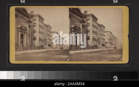 Fifth Avenue und 37th Street, Blick nach Norden Blick von Anthony, Bierstadt Brothers, C.H.Gräber und andere Fotografen und Verlage. Sammlung Fotografie, Miriam & Ira D. Wallach Abteilung von Kunst, Drucke und Fotografien, der New York Public Library, New York, New York 10018. Robert Dennis Sammlung von stereoskopische Ansichten. Titel von Cataloger'. Blick auf die Fifth Avenue von der 14. Straße zur 59th Street Richtung Norden zum Metropolitan Museum der Kunst: mit Blick auf Häuser, Geschäfte, Kirchen, ein Mann mit einer Kamera 18 Stockwerke über der Straße, mit dem Faltiron Gebäude in Th Stockfoto