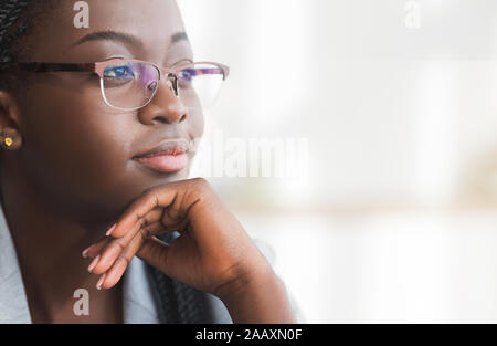 Closeup Portrait von zuversichtlich schwarz Geschäftsfrau in Gläsern Stockfoto