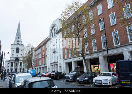 Die neu entwickelte Fruit & Wool Exchange and Christ Church in Spitalfields, London, England Stockfoto