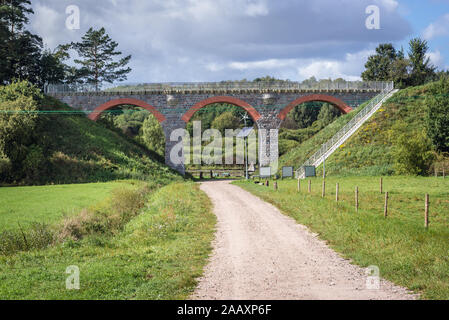 Historisches Eisenbahnviadukt in Glaznoty Dorf Ostroda Grafschaft der Woiwodschaft Pommern in Polen Stockfoto