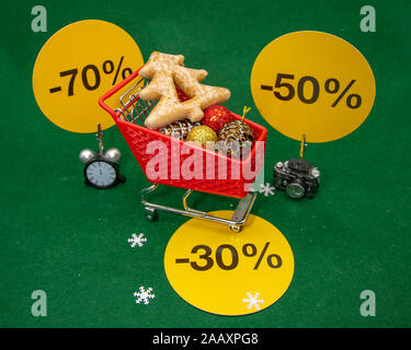 Weihnachten Verkauf. Shopping Cart mit Weihnachtsdekor Stockfoto