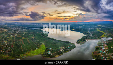 Luftbild zum Nung-See oder zum T'nung-see in der Nähe der Stadt Pleiku, Provinz Gia Lai, Vietnam. Zum Nung-See oder zum T'nung-see auf dem Lava-Hintergrund Stockfoto