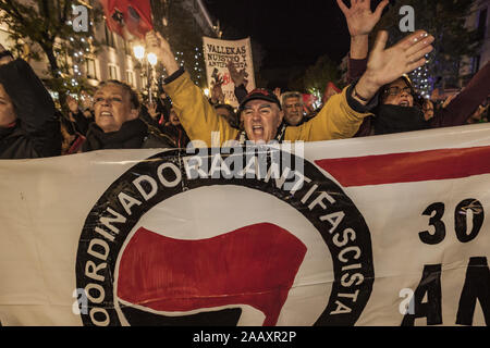 Madrid, Spanien. 23 Nov, 2019. Demonstrant schreien in einer antifaschistischen Demonstration in Madrid. Credit: Celestino Arce Lavin/ZUMA Draht/Alamy leben Nachrichten Stockfoto