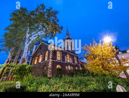 Kirche von England in Aldgate Whitechapel Street in der Dämmerung im Herbst Saison, England - Vereinigtes Königreich Stockfoto