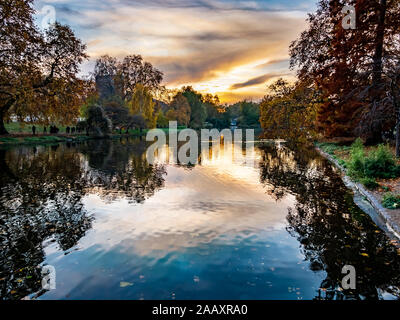Einen atemberaubenden Sonnenuntergang über zentralen See in St. James Park in London im Herbst Saison Stockfoto