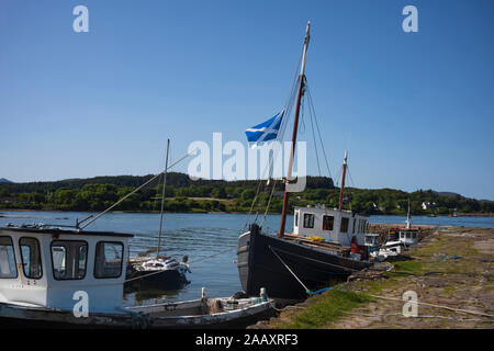 Eine Flotte von alten, Holz-, Fischereifahrzeuge angedockt am Pier entlang Broadford Bucht in Broadford, Isle of Skye, Schottland, Vereinigtes Königreich. Stockfoto