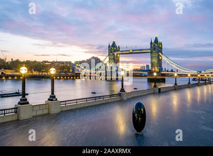 London, England, Großbritannien - 29 Oktober, 2019: Mehr London Riverside in Southbank mit der berühmten Tower Bridge über die Themse früh in t Stockfoto