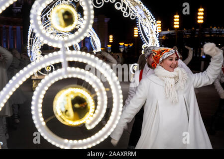 Moskau, Russland. 22 November, 2019 Künstler in einem Tanz Flash Mob in Retro Kostüme zu Ehren der großen Eröffnung der Wintersaison in der Gasse der Ausstellung der Errungenschaften der Volkswirtschaft (VDNKh) in Moskau, Russland Stockfoto