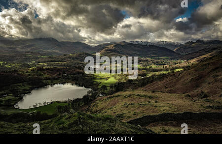 Loughrigg Tarn und Langdale Pikes aus Loughrigg fiel, englischen Lake District Stockfoto