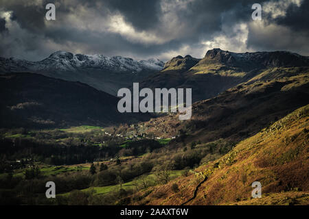 Blick auf den Langdale Pikes aus Loughrigg fiel, englischen Lake District Stockfoto