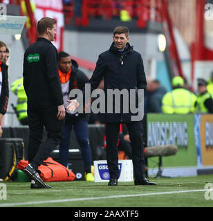 Hamilton, Großbritannien. 24 Nov, 2019. 24. November 2019; Neue Douglas Park, Hamilton, South Lanarkshire, Schottland; Schottische Premiership Fußball, Hamilton akademisch versus Förster; Rangers Manager Steven Gerrard Gesten zur 4. offiziellen nach ihrer Strafe Ansprüche sind winkte entfernt - Redaktionelle Verwendung Credit: Aktion Plus Sport Bilder/Alamy leben Nachrichten Stockfoto