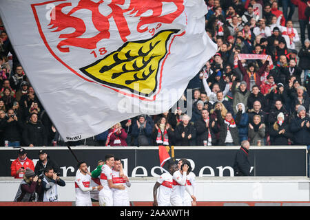 24 November 2019, Baden-Wuerttemberg, Stuttgart: 2. Fussball Bundesliga, VfB Stuttgart - Karlsruher SC 14. Spieltag, Mercedes-Benz Arena. Philipp Förster (3. von links) vom VfB Stuttgart jubelt nach seinem Tor zum 1:0 mit Nicolas Gonzalez (links) vom VfB Stuttgart und Mario Gomez (2. von links) vom VfB Stuttgart Foto: Tom Weller/dpa - WICHTIGER HINWEIS: In Übereinstimmung mit den Anforderungen der DFL Deutsche Fußball Liga oder der DFB Deutscher Fußball-Bund ist es untersagt, zu verwenden oder verwendet haben Fotos im Stadion und/oder das Spiel in Form von Bildern und/oder Videos - wie p Stockfoto