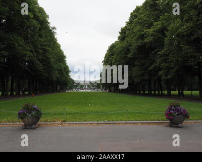 Monolith der Vigeland in Frogner Park in europäischen Stadt Oslo in Norwegen mit bewölktem Himmel in 2019 kalten Sommer Tag auf Juli. Stockfoto