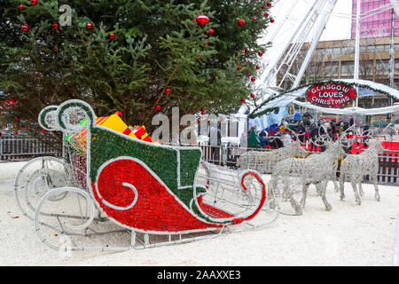 Glasgow, UK. 24. November 2019, im Rahmen der festlichen Glasgow's feiern, der jährliche Weihnachtsmarkt offiziell eröffnet in der Stadt George Square mit einem Jahrmarkt, Geschenkeladen und Chalets verkauf einer Auswahl an internationalen Speisen. George Square ist traditionell das Zentrum der Feierlichkeiten der Stadt und alle Ecken sind für Tausende von Touristen, die die Stadt und die Märkte besuchen wird vorbereitet. Credit: Findlay/Alamy leben Nachrichten Stockfoto