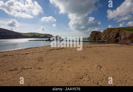 Der Strand (Harbour Beach) an der Hoffnung Bucht an der Südküste, Devon, England an einem schönen sonnigen Tag. Stockfoto