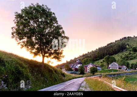 Sonnenuntergang im Dorf Campanella. Der berühmte Roman "Un anno sull'altipiano" von Emilio Lussu spielt in diesem Bereich. Asiago Plateau, Italien. Stockfoto