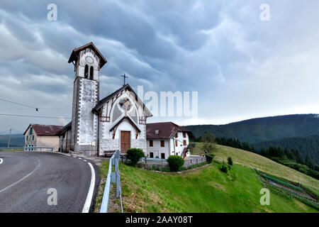 Sonnenuntergang im Dorf Campanella. Der berühmte Roman "Un anno sull'altipiano" von Emilio Lussu spielt in diesem Bereich. Asiago Plateau, Italien. Stockfoto