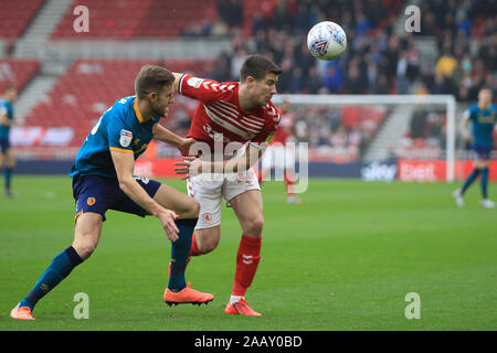 Middlesbrough, UK. 24. November 2019. Von Hull City Callum Elder Schlachten für Besitz mit Middlesbrough Paddy McNair während der Sky Bet Championship Match zwischen Middlesbrough und Hull City im Riverside Stadium, Middlesbrough am Sonntag, den 24. November 2019. Stockfoto