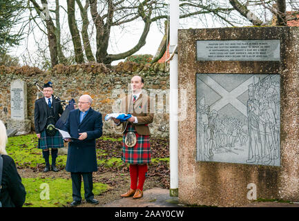 Athelstaneford, East Lothian, Schottland, Großbritannien. 24. November 2019. Saltyre Festival: Der erste Tag des jährlichen Festivals zum St. Andrew’s Day findet in der Geburtsstätte der schottischen Nationalflagge statt, wo der Saltyre als gutes Omen am Himmel erschien, als die Picts & Scots die Sachsen unter der Führung von Athelstan besiegten. Nach einem Gottesdienst segnet der Pfarrer den neuen Saltyre, den Fraser Thompson vom Scottish Flag Trust am Memorial aufrichtet Stockfoto