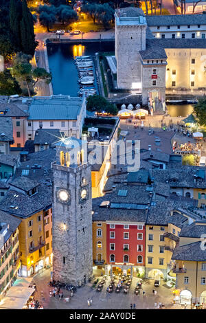 Der See Riva del Garda: Der Apponale Turm und die Rocca (Sitz des mag - Museum Alto Garda). Provinz Trient, Trentino Alto-Adige, Italien. Stockfoto