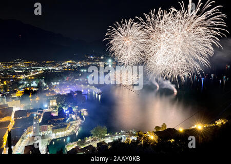 Feuerwerk auf dem See. Riva del Garda, Provinz Trient, Trentino Alto-Adige, Italien, Europa. Stockfoto