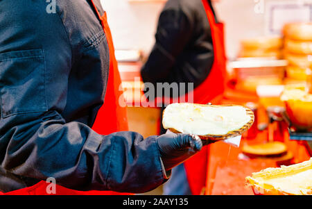 Person verkaufen Toastbrot mit Raclette Käse Weihnachtsmarkt Berlin reflex Stockfoto