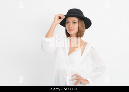 Schöne portrait asiatische Frau Braun kurze Bob mit schwarzen Hut und weissen Hemd in der Standposition mit Mode auf isolierten weißen Hintergrund. Stockfoto