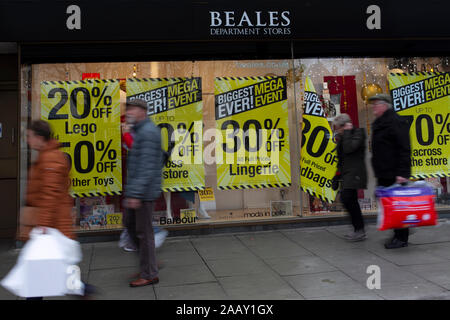 Southport, Merseyside, UK, 24. November. Beales, früher bekannt als Broadbents, schließt mit riesigen gelben Schließung Anzeichen für die Fenster der Lord Street Store. Black Friday sales schwarzer Tag Event erhält unterwegs in Lord Street, als Weihnachten Käufer, die Vorteil der frühen Rabatte und Schnäppchen. Credit: MediaWorldImages/AlamyLiveNews Stockfoto