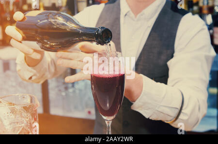 Barkeeper gießt Sekt im Glas, so dass Strauch Cocktail, getönten Bild Stockfoto