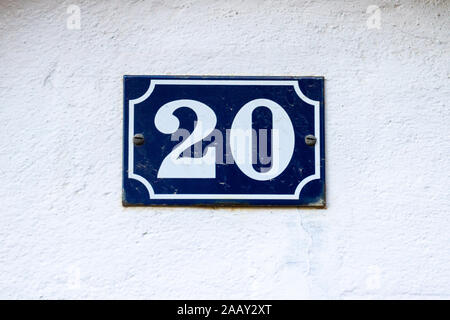 Haus Nummer 20 auf blauem Emaille Schild Stockfoto