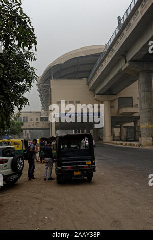 Tut Tut Taxis wartet an der Ausfahrt der Schnell-Metrostation, Sektor 55, Gurgaon, Haryana, Indien Stockfoto