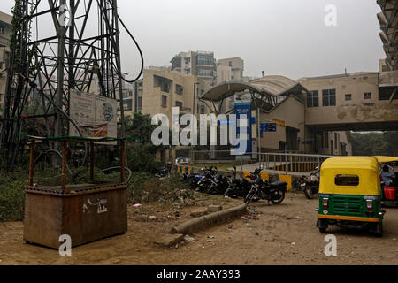 Tut Tut Taxis wartet an der Ausfahrt der Schnell-Metrostation, Sektor 55, Gurgaon, Haryana, Indien Stockfoto