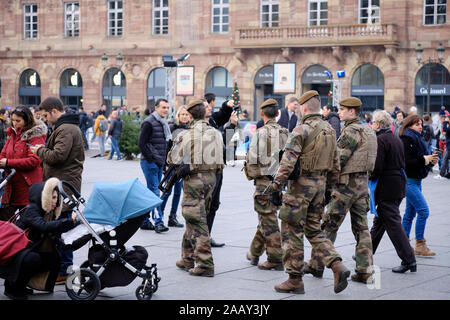 Straßburg, Frankreich. November 2019. Bewaffnete Militäreinheit, die durch den Straßburger Markt läuft. Nach dem Terroranschlag vom vergangenen Jahr wurden auf dem diesjährigen Straßburger Weihnachtsmarkt erhöhte Sicherheitsmaßnahmen eingeführt. Stockfoto