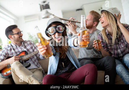 Gruppe von Freunden entspannen, Spaß haben und heraus zusammen hängen Stockfoto