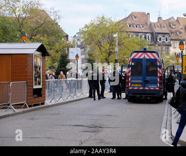 Straßburg, Frankreich. November 2019. Die Gendarmerie befindet sich an der Corbeau-Brücke, einer der Hauptzugänge zum Markt. Nach dem Terroranschlag vom vergangenen Jahr wurden auf dem diesjährigen Straßburger Weihnachtsmarkt erhöhte Sicherheitsmaßnahmen eingeführt. Stockfoto