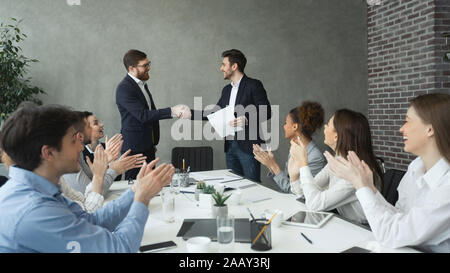 Vertragsabschluss. Business handshake bei Office Corporate Meeting Stockfoto