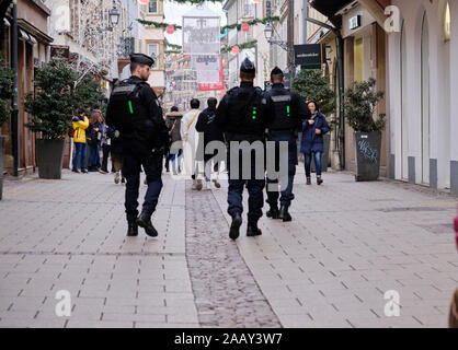 Straßburg, Frankreich. November 2019. Nach dem Terroranschlag vom vergangenen Jahr wurden auf dem diesjährigen Straßburger Weihnachtsmarkt erhöhte Sicherheitsmaßnahmen eingeführt. Schwere bewaffnete Gendarmen, die durch die Straßen spazieren. Stockfoto