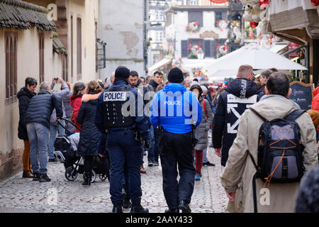 Straßburg, Frankreich. 24. November 2019. Folgende Terroranschlag im vergangenen Jahr erhöhten Sicherheitsmaßnahmen haben in diesem Jahr auf der Straßburger Weihnachtsmarkt eingerichtet worden. Lokalen Polizisten gesehen zu Fuß durch Masse Stockfoto