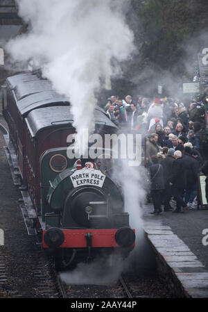 Tanfield Railway, County Durham, UK. 24. November 2019. Der Nordpol Express Dampfzug dampft durch die Durham Landschaft als weltweit älteste Bahn läuft seine Weihnachten Nordpol Express themed am Wochenende vor Weihnachten. Credit: Alan Dawson/Alamy leben Nachrichten Stockfoto