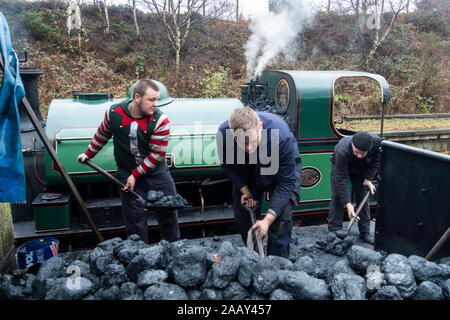 Tanfield Railway, County Durham, UK. 24. November 2019. Schürt den Nordpol Express dampfzug als weltweit älteste Bahn läuft seine Weihnachten Nordpol Express themed am Wochenende vor Weihnachten. Credit: Alan Dawson/Alamy leben Nachrichten Stockfoto