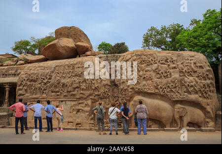 Touristen Schätzen der Schönheit von arjunas Buße - Die berühmten monolithischen Stein Architektur von Mahabalipuram (Indien) Stockfoto