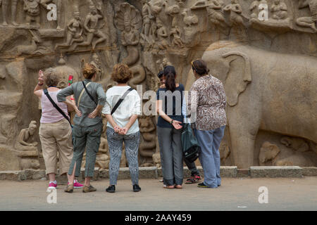 Touristen Schätzen der Schönheit von arjunas Buße - Die berühmten monolithischen Stein Architektur von Mahabalipuram (Indien) Stockfoto